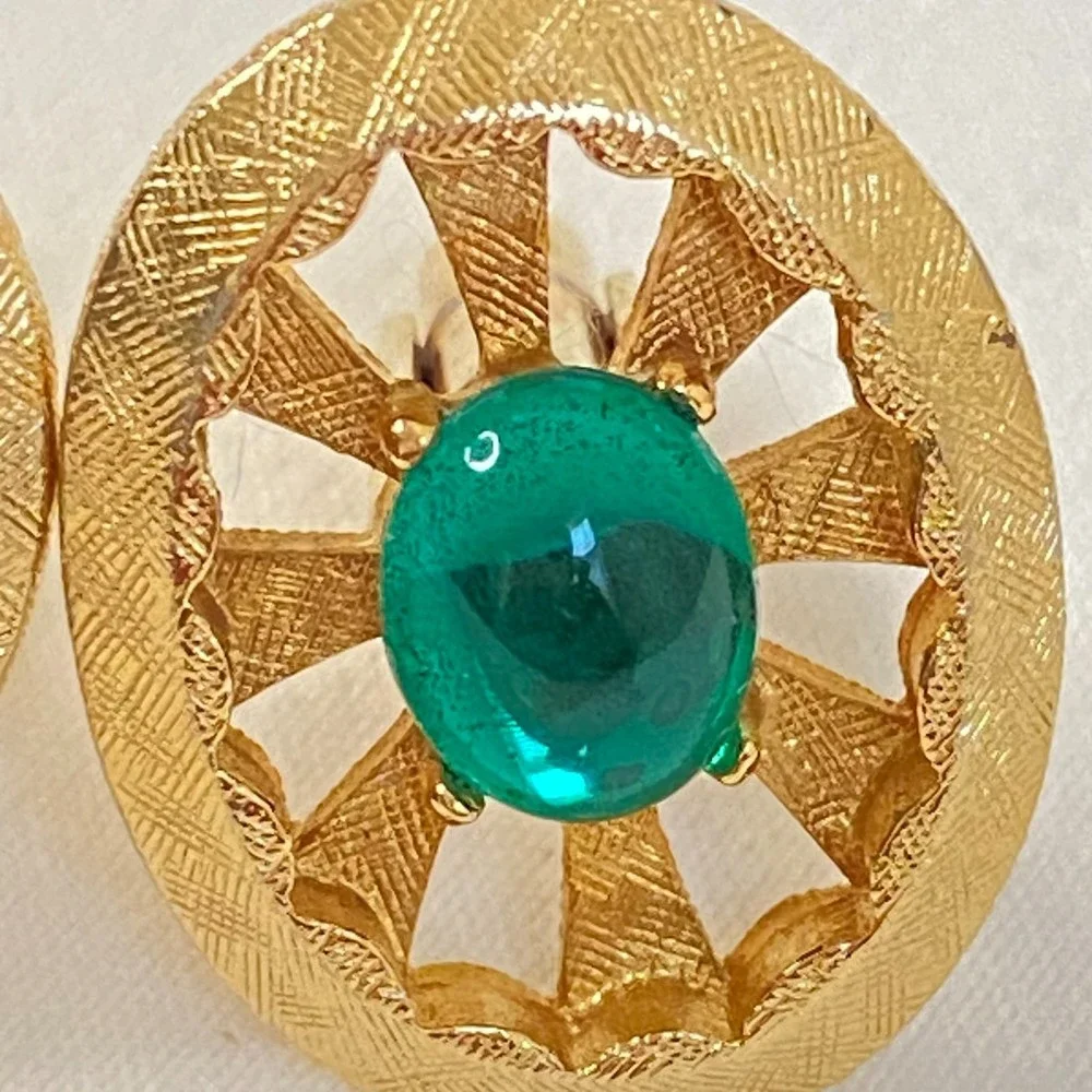 💎Cuff Links Mens Brushed Gold Tone Metal Setting Central Green Stone